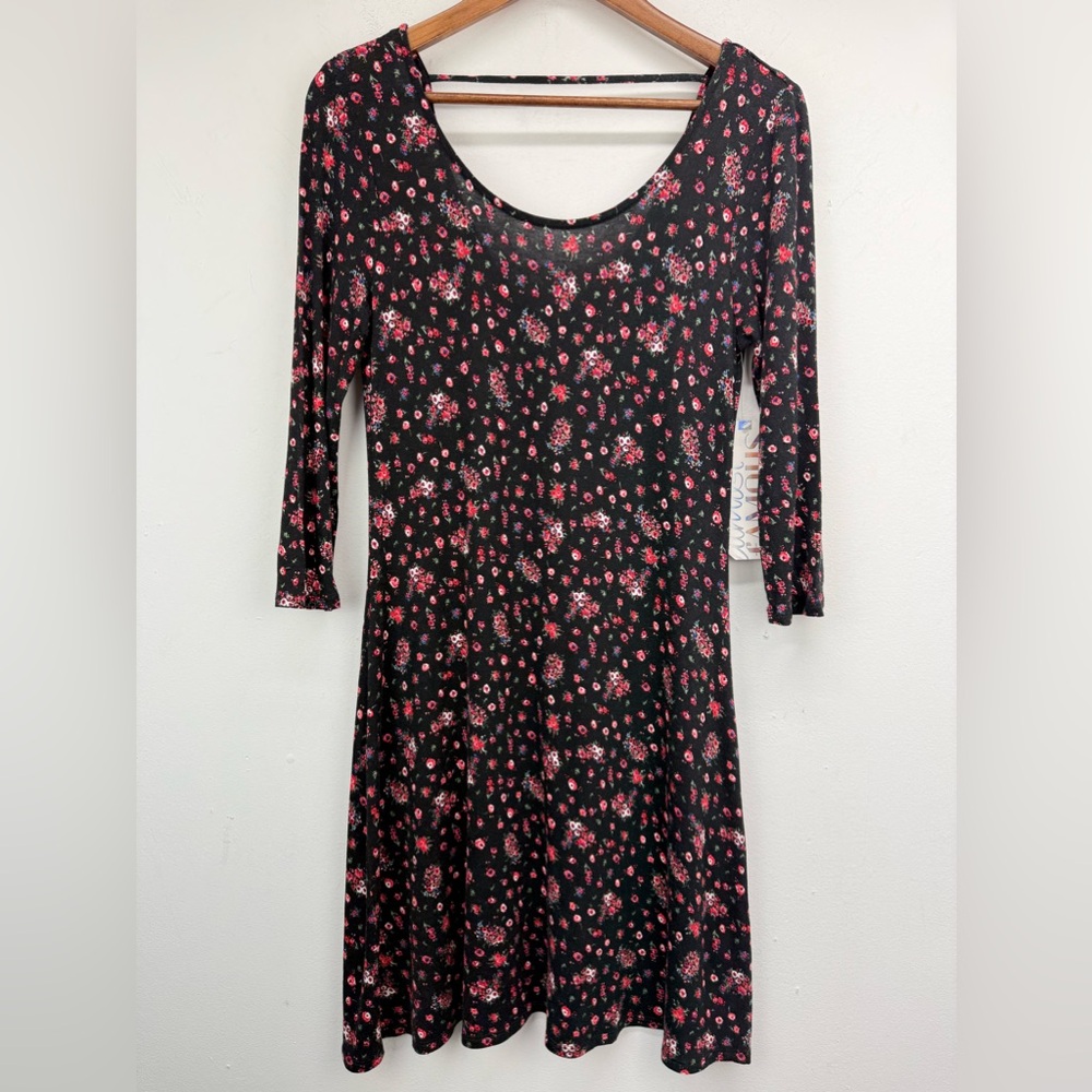 Almost Famous size Medium Junior/Women’s Black Red Floral 3/4 Sleeve Dress